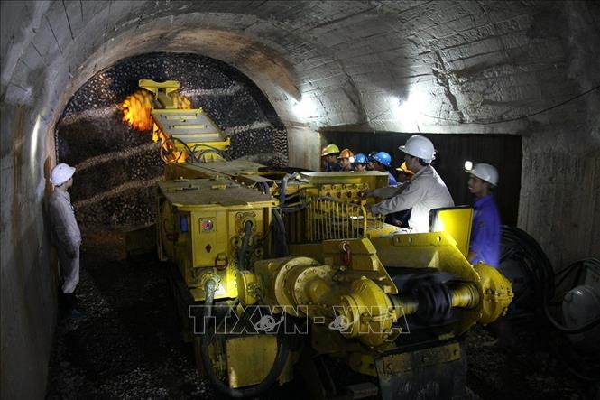 22 năm đóng bảo hiểm, trong đó có 17 năm 9 tháng làm nghề khai thác mỏ hầm lò có đủ điều kiện nghỉ hưu không?